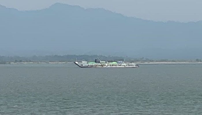 নাফ নদে ফের দেখা মিলল মিয়ানমারের যুদ্ধজাহাজের