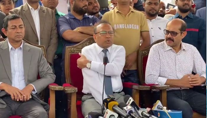 মশক নিধনে গিয়ে মশার কামড়ে অতিষ্ঠ মন্ত্রী ও মেয়র