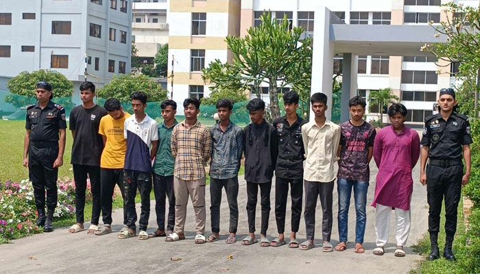 ‘টেনশন’ ও ‘ডেভিল এক্সো’ গ্রুপের নেতাসহ ১৭ সদস্য আটক 