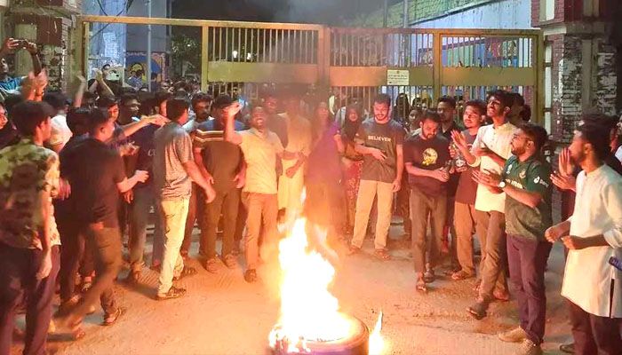 বিক্ষোভে উত্তাল জবি ক্যাম্পাস
