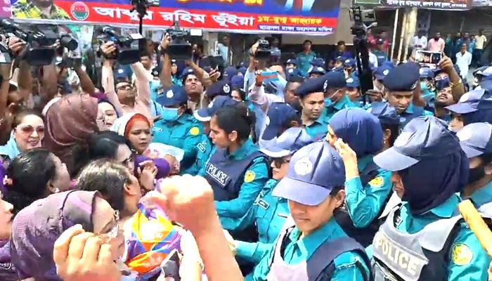 পুলিশি বাধায় মহিলা দলের র‍্যালি পণ্ড
