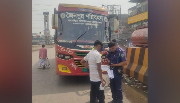 দ্রুতগামী লেনে যাত্রী নামানোর অপরাধে ৪৫ যানবাহনকে মামলা
