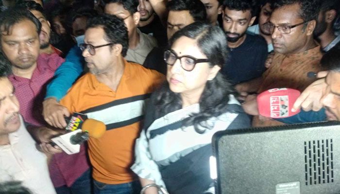 জবি ক্যাম্পাসের মূল ফটকে ভিসিকে অবরুদ্ধ করে রাখেন আন্দোলনরত শিক্ষার্থীরা। প্রবা ফটো