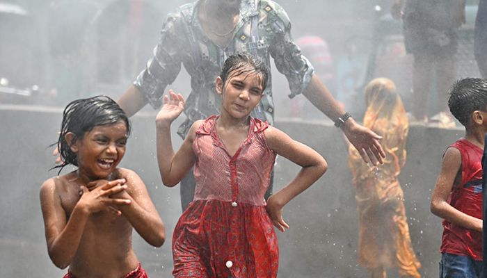 স্প্রে ক্যানন দিয়ে পানি ছিটানোর সময় উচ্ছ্বাস