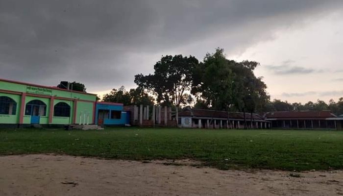 মুক্তাগাছায় কমিটি দ্বন্দ্বে অবরুদ্ধ প্রধান শিক্ষক