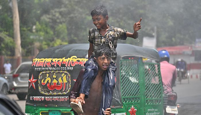 স্প্রে ক্যানন দিয়ে পানি ছিটানোর সময় উচ্ছ্বাস