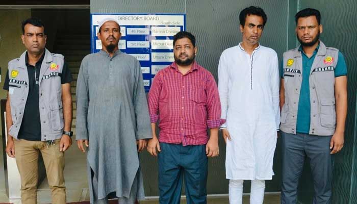 ভুয়া তথ্য ছড়িয়ে শেয়ারবাজার কারসাজি, গ্রেপ্তার ৩