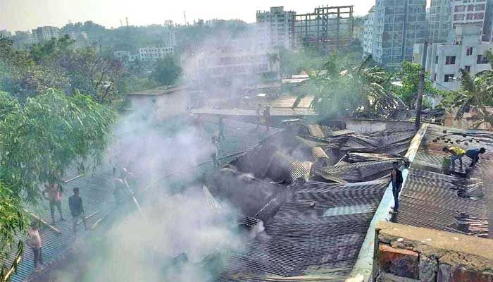 বায়েজিদের শ্যামল ছায়া কলোনিতে আগুন