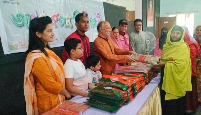 বগুড়ায় দুই শতাধিক অসহায়কে ঈদবস্ত্র দিল আমরা ক’জন শিল্পীগোষ্ঠী