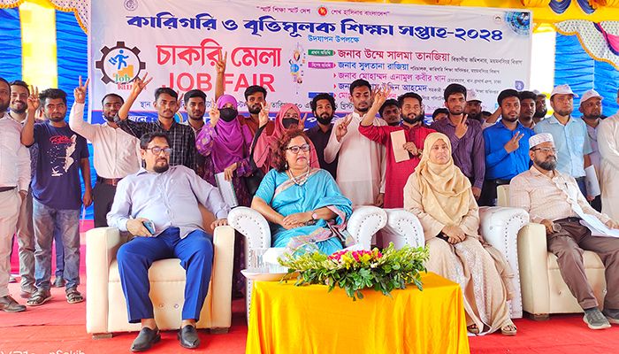 চাকরি মেলায় নিয়োগ পেল ৪৩ শিক্ষার্থী
