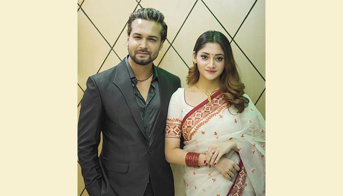 ঈদে মুক্তির মিছিলে লিপস্টিক