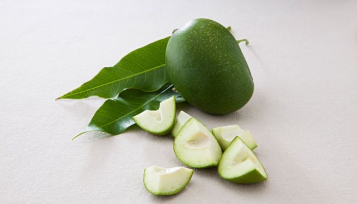 গুণে ভরা কাঁচা আম
