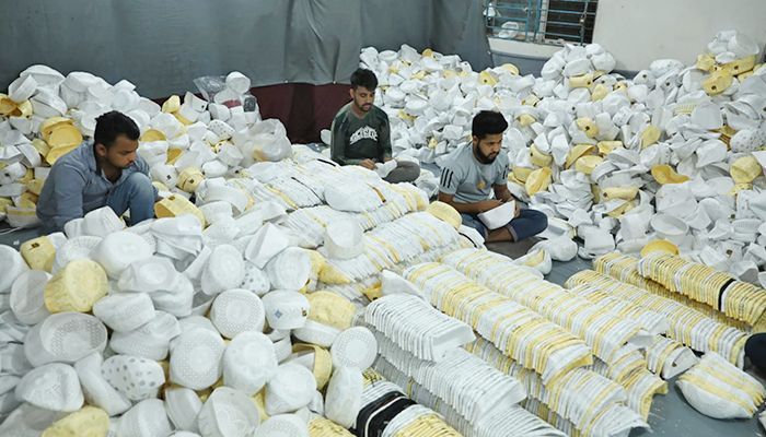 টুপি তৈরিতে ব্যস্ত সময় পার করছেন কারিগররা