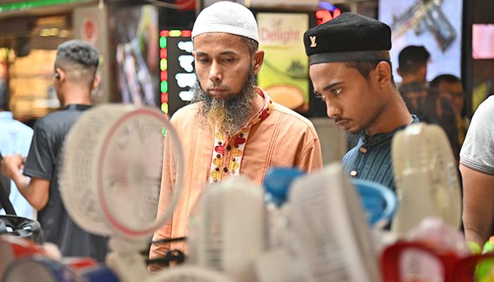 গরমে বেড়েছে চার্জার ফ্যানের চাহিদা