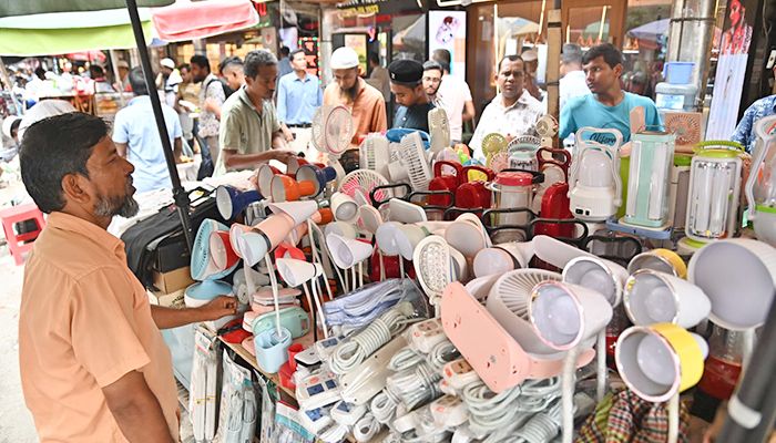 গরমে বেড়েছে চার্জার ফ্যানের চাহিদা