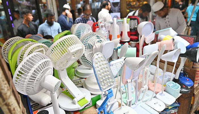 গরমে বেড়েছে চার্জার ফ্যানের চাহিদা