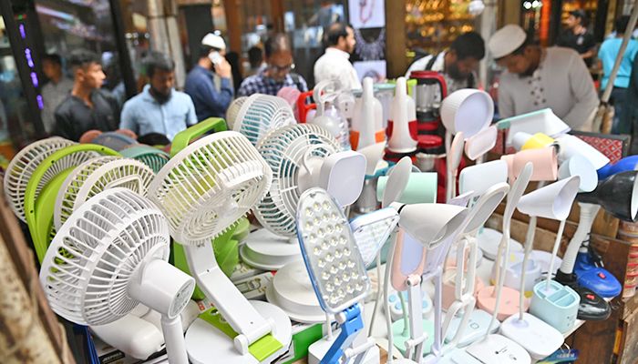 গরমে বেড়েছে চার্জার ফ্যানের চাহিদা