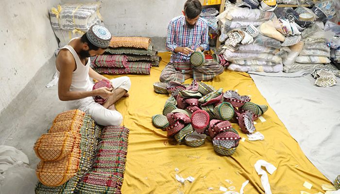 টুপি তৈরিতে ব্যস্ত সময় পার করছেন কারিগররা