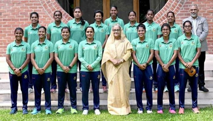 বাংলাদেশের নারী ক্রিকেটারদের  সঙ্গে প্রধানমন্ত্রী শেখ হাসিনা - ছবি: বিসিবি 