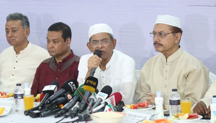 জাতীয় প্রেস ক্লাবে ইফতার মাহফিলে বক্তব্য দেন মির্জা ফখরুল। প্রবা ফটো