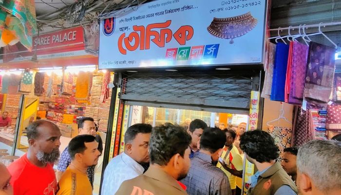 শনিবার সকালে চুরি হওয়া দোকানের সামনে মানুষের ভিড়। প্রবা ফটো