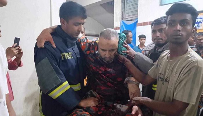 দিনাজপুরে ফায়ার সার্ভিসের গাড়ি ভাঙচুর ও কর্মীদের মারধরের ঘটনায় মামলা