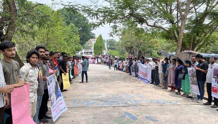 কুবিতে উপাচার্য ও কোষাধ্যক্ষের পদত্যাগের দাবিতে মানববন্ধন 