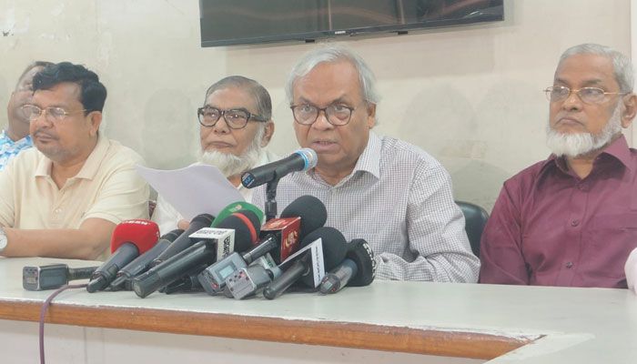 বুধবার রাজধানীর নয়াপল্টনে বিএনপির কেন্দ্রীয় কার্যালয়ে সংবাদ সম্মেলনে কথা বলছেন বিএনপির সিনিয়র যুগ্ম মহাসচিব রুহুল কবির রিজভী। প্রবা ফটো 


