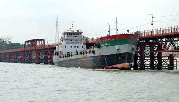 সংস্কারাধীন কালুরঘাট সেতুতে লাইটারেজ জাহাজের ধাক্কা