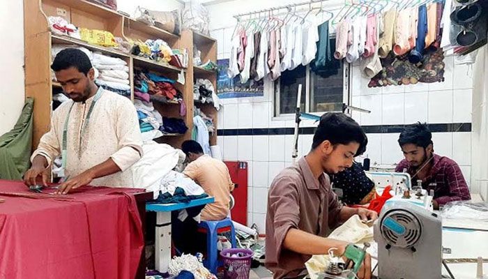 ঈদ সামনে রেখে ব্যস্ত সময় পার করছে কুমিল্লার দর্জিপাড়া
