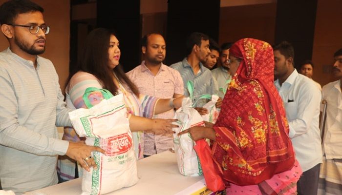 রাজশাহীতে তিন শতাধিক মানুষের মাঝে খাদ্য সামগ্রী বিতরণ করা হয়। প্রবা ফটো
