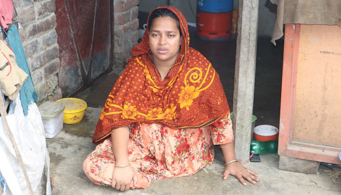 হাতে ভর দিয়েই সংসারের হাল টানছেন রেবেকা