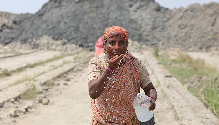 তীব্র গরমে নাভিশ্বাস ইটভাটা শ্রমিকদের