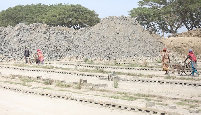 তীব্র গরমে নাভিশ্বাস ইটভাটা শ্রমিকদের