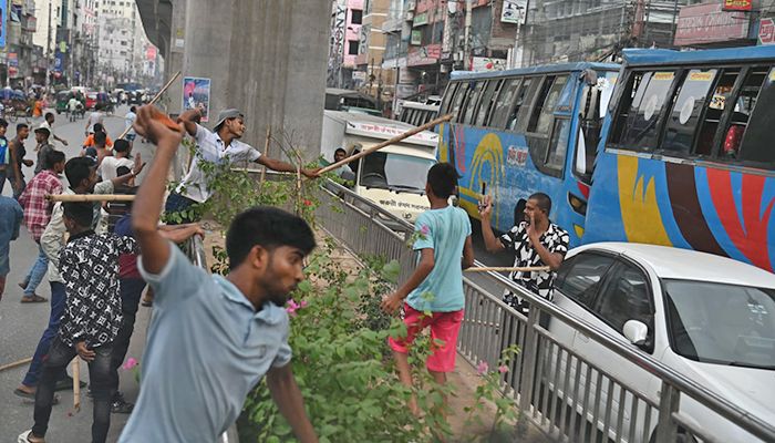 ছবিতে পুলিশ-অটোরিকশাচালক মুখোমুখি, যান ভাঙচুর