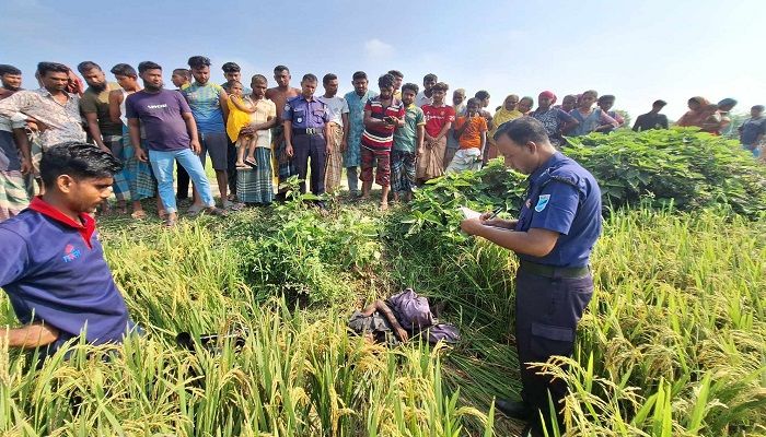 শনিবার সকালে ধানক্ষেতে মরদেহ পড়ে থাকতে দেখে পুলিশে খবর দেয় স্থানীয়রা। প্রবা ফটো
