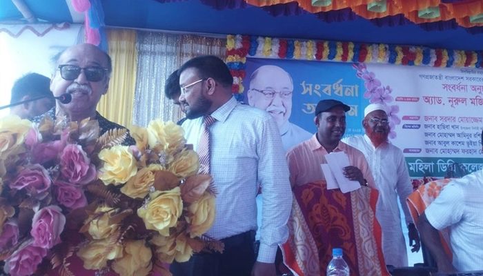 নরসিংদীর মনোহরদী উপজেলার সরদার আছমত আলী মহিলা ডিগ্রি কলেজে এক অনুষ্ঠানে বক্তব্য প্রদান করেন শিল্পমন্ত্রী অ্যাডভোকেট নূরুল মজিদ মাহমুদ হুমায়ূন। প্রবা ফটো 