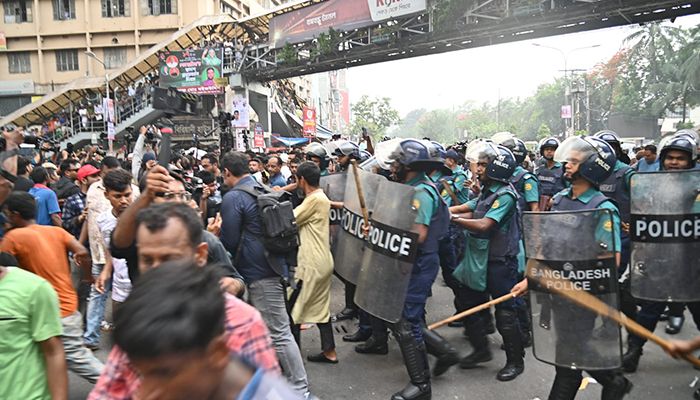 ছবিতে পুলিশ-অটোরিকশাচালক মুখোমুখি, যান ভাঙচুর