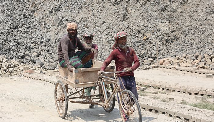 তীব্র গরমে নাভিশ্বাস ইটভাটা শ্রমিকদের