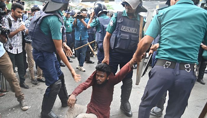 ছবিতে পুলিশ-অটোরিকশাচালক মুখোমুখি, যান ভাঙচুর