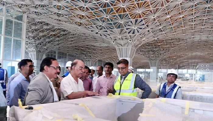 বৃহস্পতিবার হযরত শাহজালাল আন্তর্জাতিক বিমানবন্দরের থার্ড টার্মিনালের নির্মাণকাজ সরেজমিনে পরিদর্শন করেন বেসামরিক বিমান পরিবহন ও পর্যটন মন্ত্রণালয়ের মন্ত্রী মুহাম্মদ ফারুক খান। ছবি : সংগৃহীত
