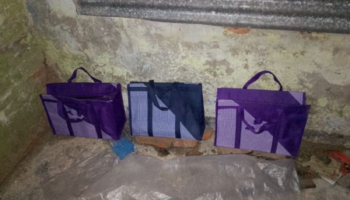 তিনটি ব্যাগে ককটেল সদৃশ বস্তু। প্রবা ফটো