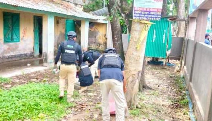 বোমা বিশেষজ্ঞ দল ককটেল নিস্ক্রিয় করেছে। প্রবা ফটো