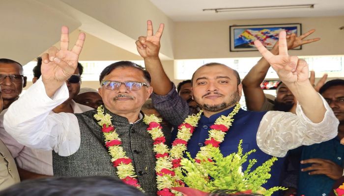 কুলিয়ারচর উপজেলা পরিষদের চেয়ারম্যান নির্বাচিত হওয়ায় আবুল হোসেন লিটনকে ফুলেল শুভেচ্ছা জানান নেতাকর্মীরা। প্রবা ফটো