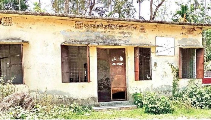ভোলার লালমোহন উপজেলার ধলীগৌরনগর ইউনিয়নের জরাজীর্ণ চরমোল্লাজী কমিউনিটি ক্লিনিক। প্রবা ফটো