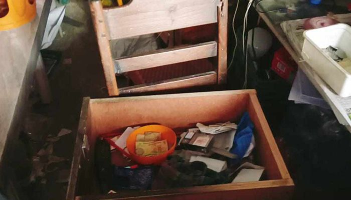 চকরিয়ায় সংবাদপত্র এজেন্টের তালা ভেঙে চুরি