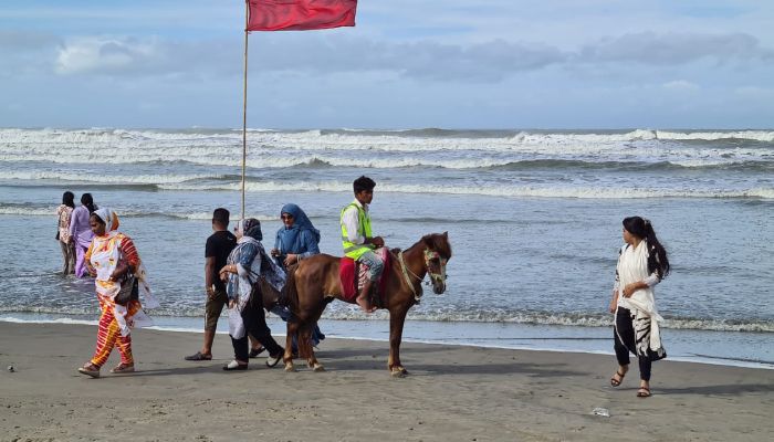 সমুদ্রের ভয়ানক রূপ দেখতে তাদের ভিড়