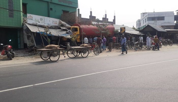 দিনাজপুরে ঘুমন্ত চালকের ট্যাংকলরির চাপায় নিহত ২