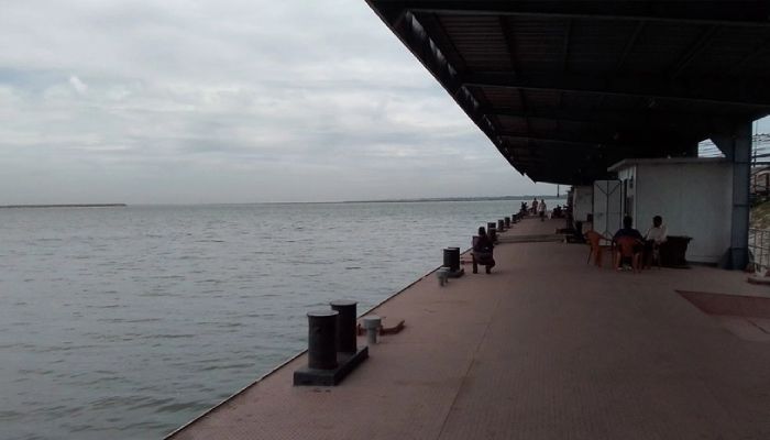 দৌলতদিয়া-পাটুরিয়া রুটে লঞ্চ চলাচল বন্ধ