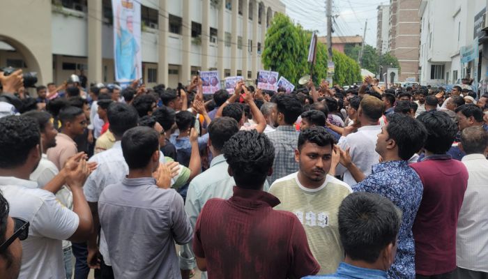 বিচার চেয়ে গোপালগঞ্জ জেলা প্রশাসকের কার্যালয় ঘেরাও